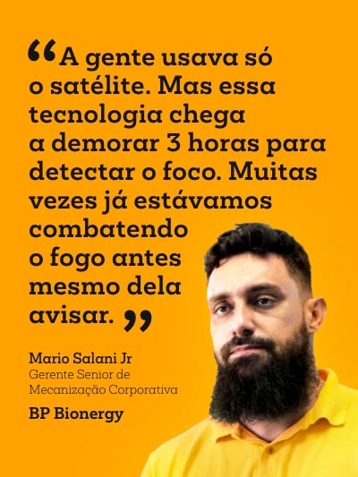 Depoimento de Mario Salani Jr, Gerente Sênior de Mecanização Corporativa da BP Bionergy, ressaltando a eficiência da solução da umgrauemeio em comparação à tecnologia satelital. Ele destaca que os satélites demoram até 3 horas para detectar incêndios, enquanto a plataforma da umgrauemeio oferece uma detecção rápida, permitindo ações imediatas. Fundo amarelo com texto e foto de Mario Salani Jr, reforçando a confiabilidade da umgrauemeio em prevenir e combater incêndios florestais e agrícolas.